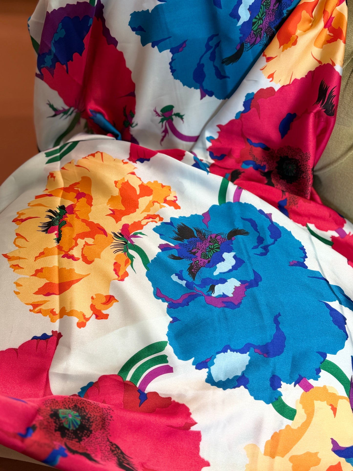Stola con maxi fiori base CELESTE