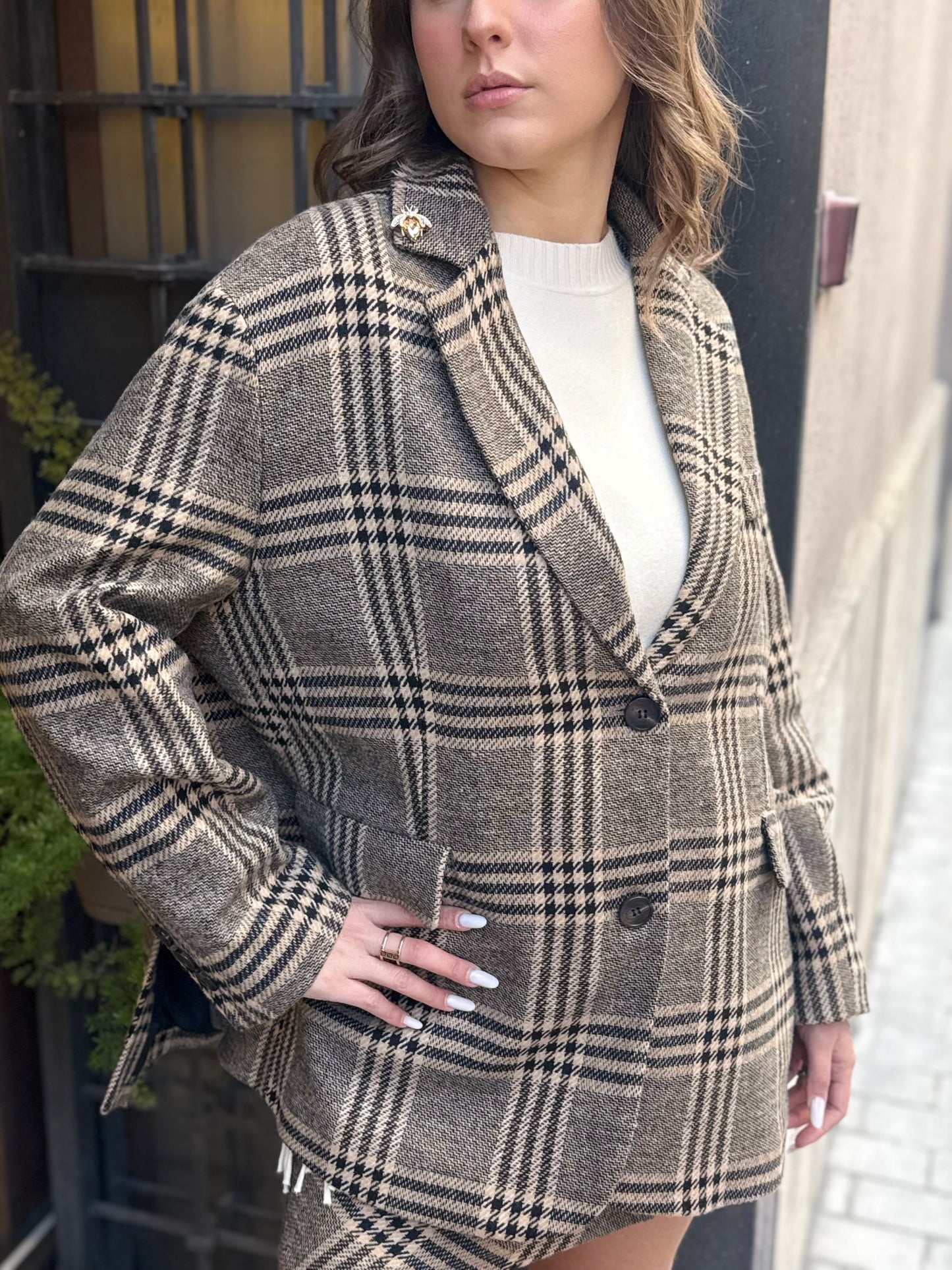 Tensione in Giacca Pied de poule con spilla