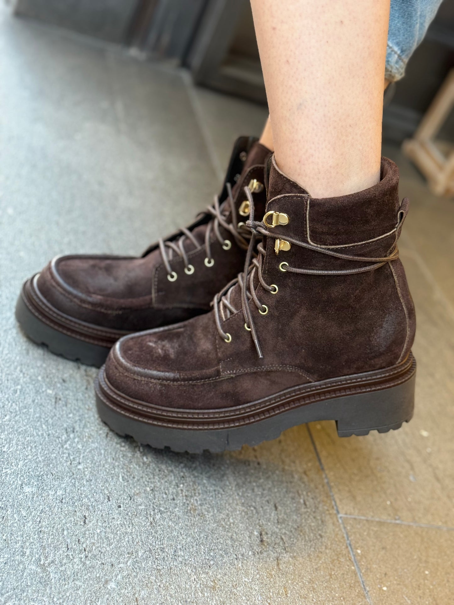 Anfibio in pelle scamosciata MORO