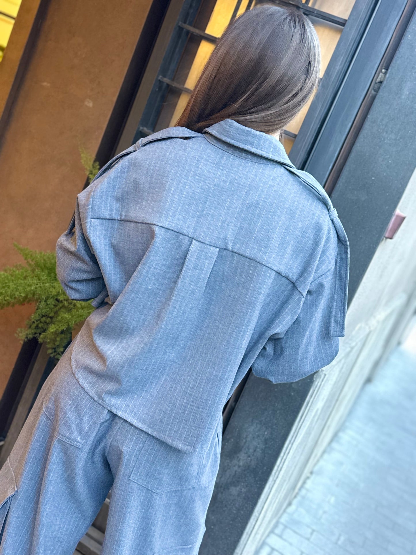 Tensione In Camicia cropped gessata GRIGIO