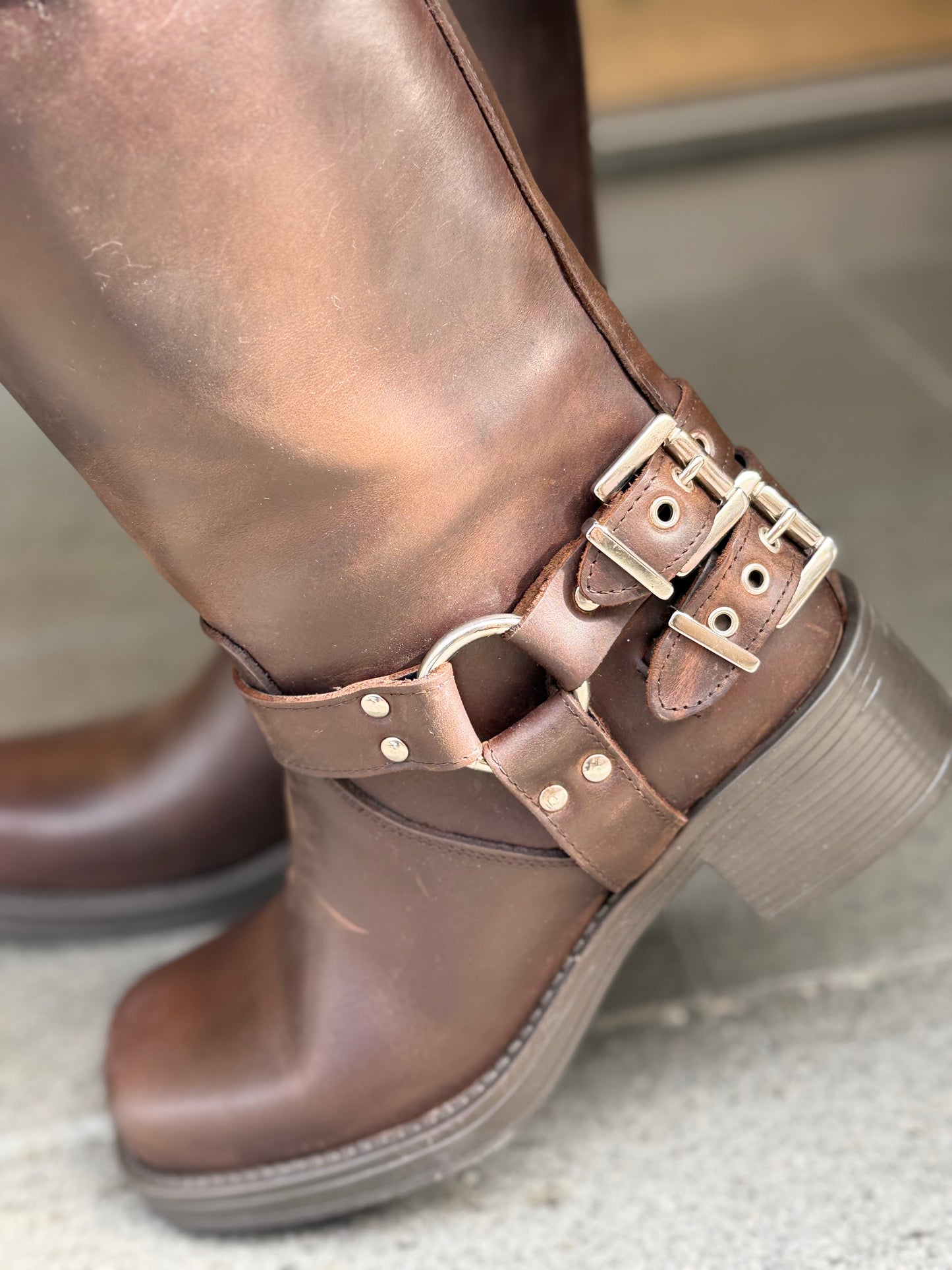 Ovyè Biker In Pelle Ingrassata con fibbie