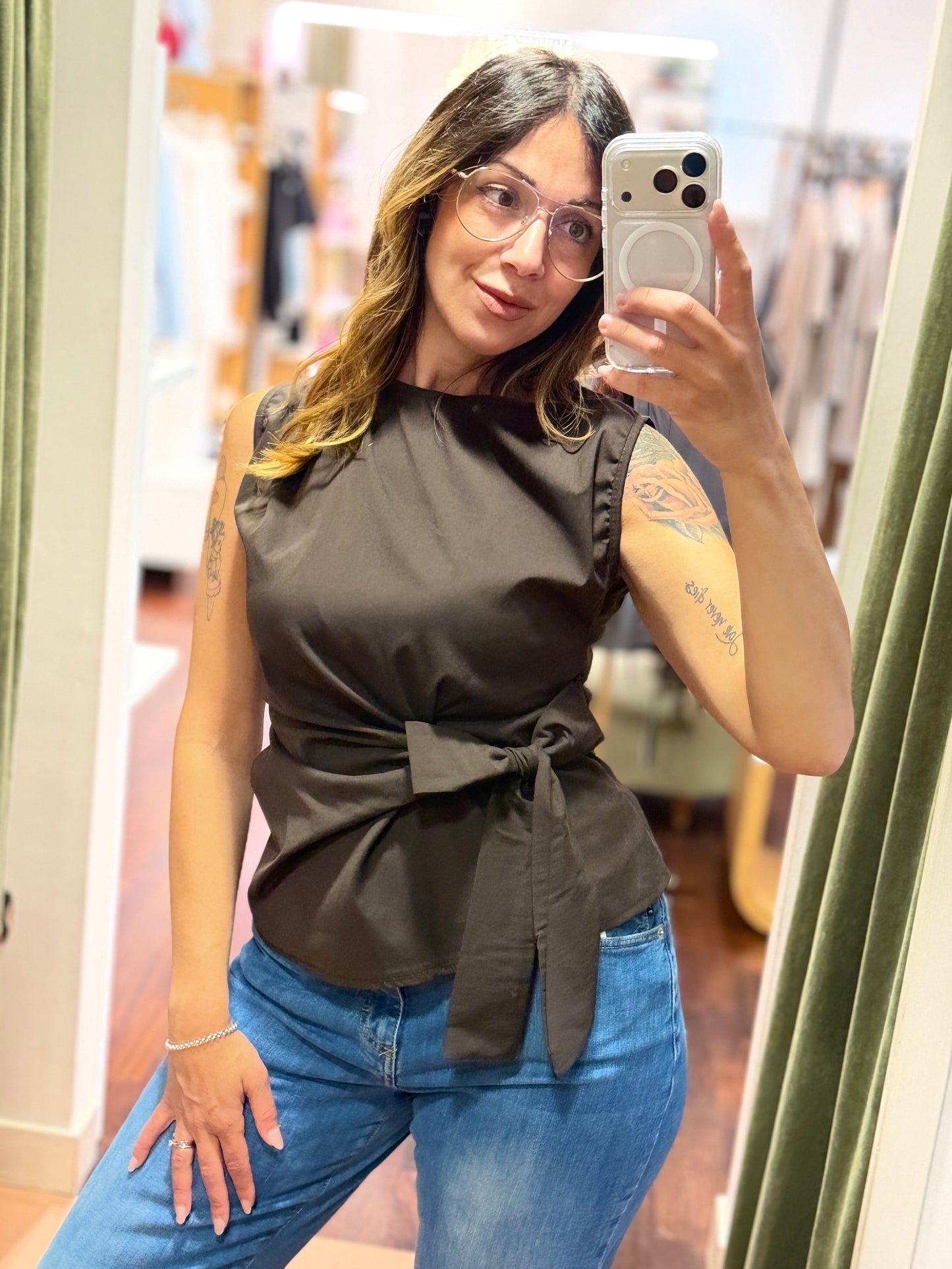 Top con fiocco laterale (disponibile in più colori)