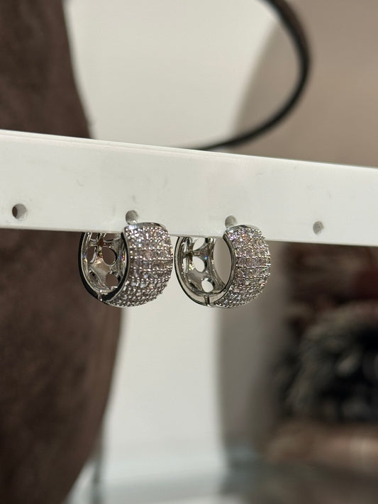 Orecchini medi cerchio con dettaglio strass ARGENTO