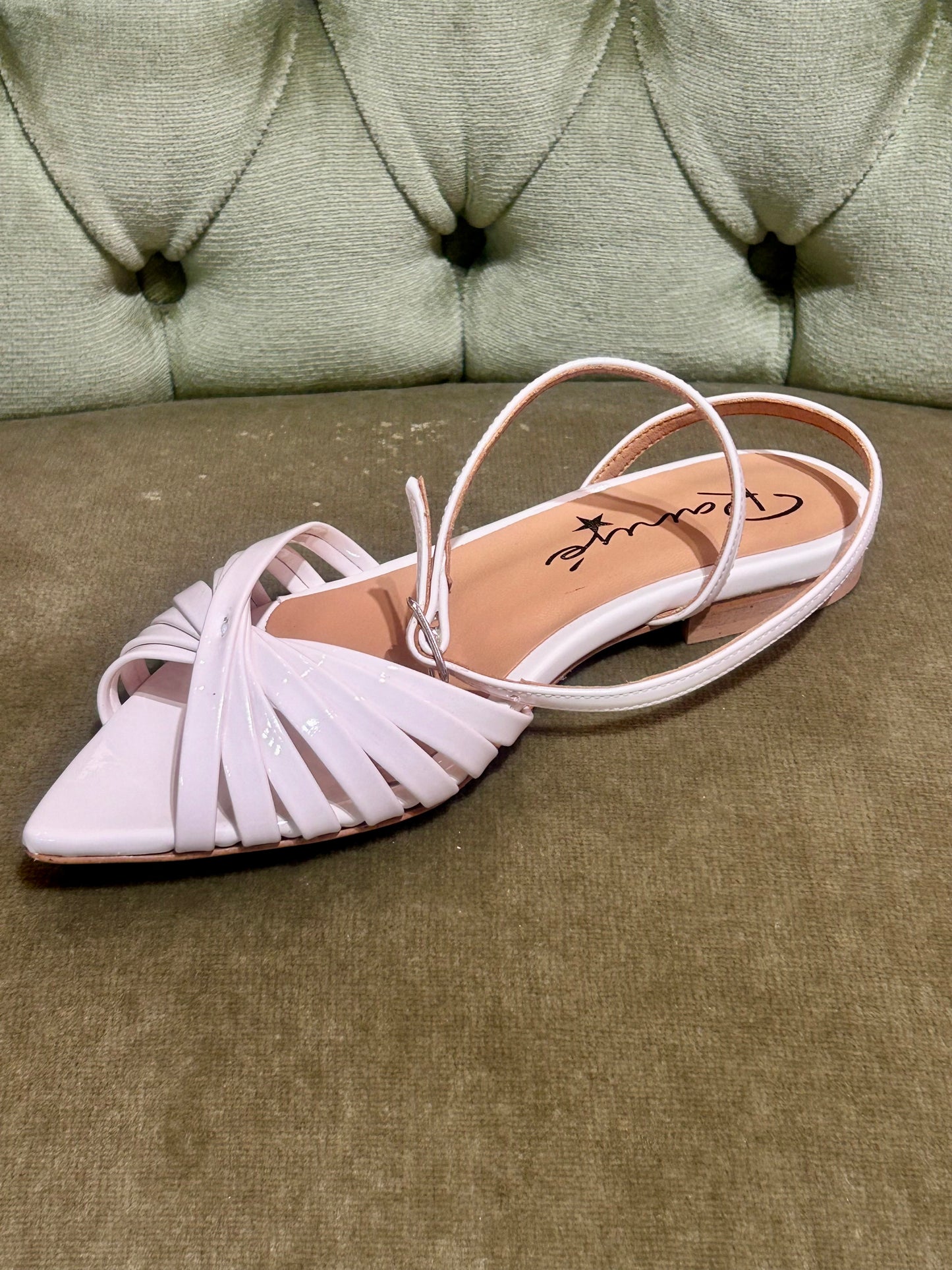 Ranyé sandalo flat a punta in vernice BURRO