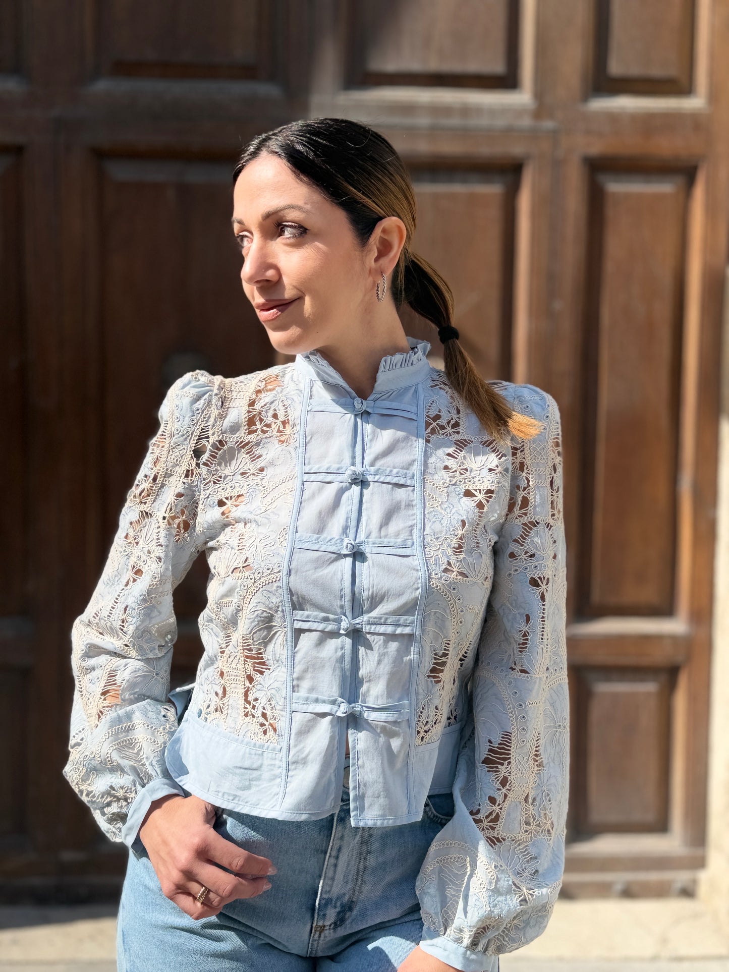 Tensione in Camicia con alamari in pizzo macramè celeste