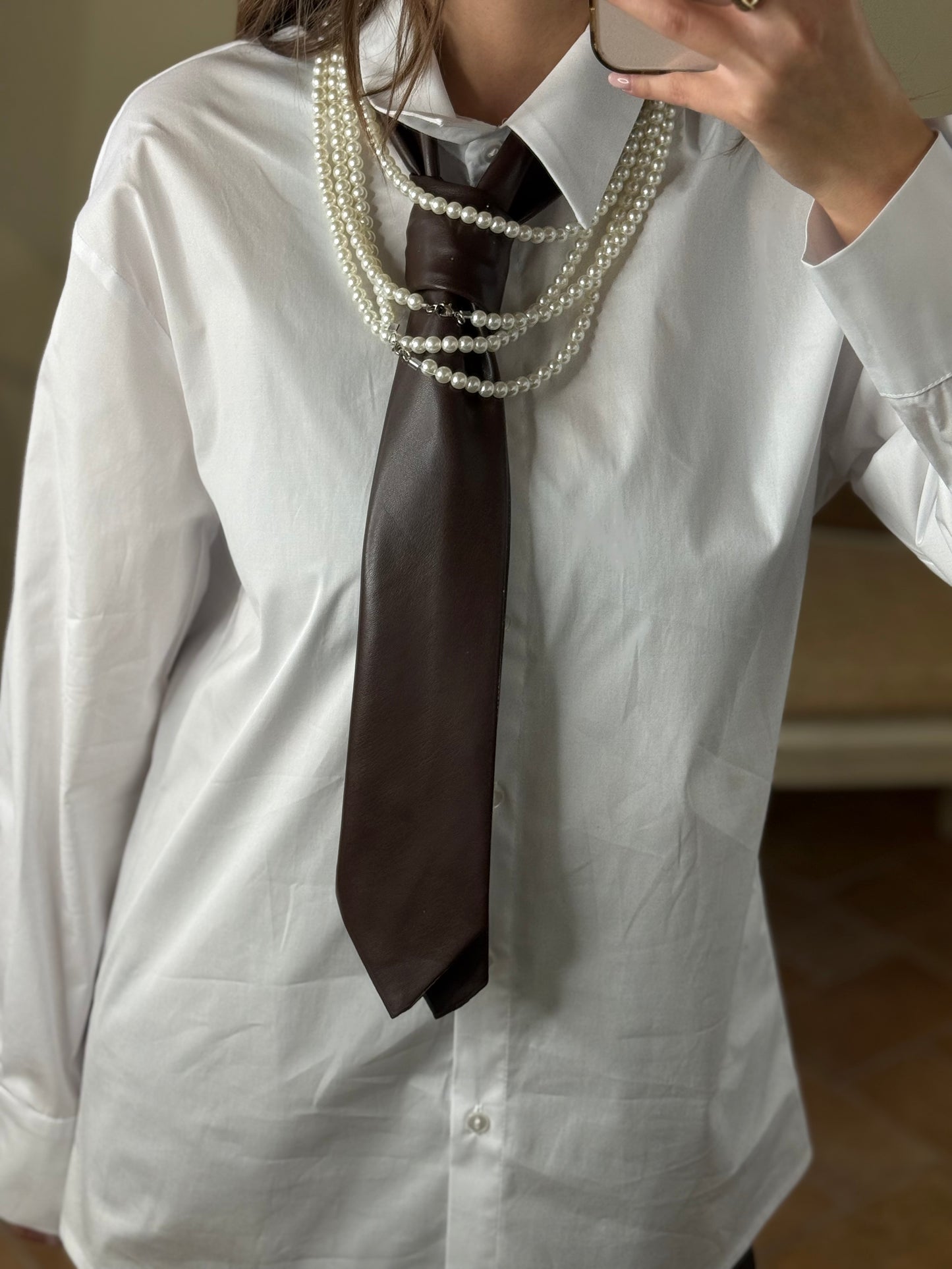 Tensione In Camicia con cravatta CIOCCOLATO e collana perle