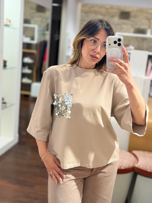 Tensione in t-shirt taschino paillettes sabbia