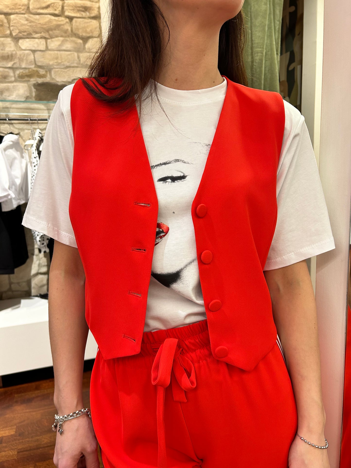 Tensione In gilet rosso