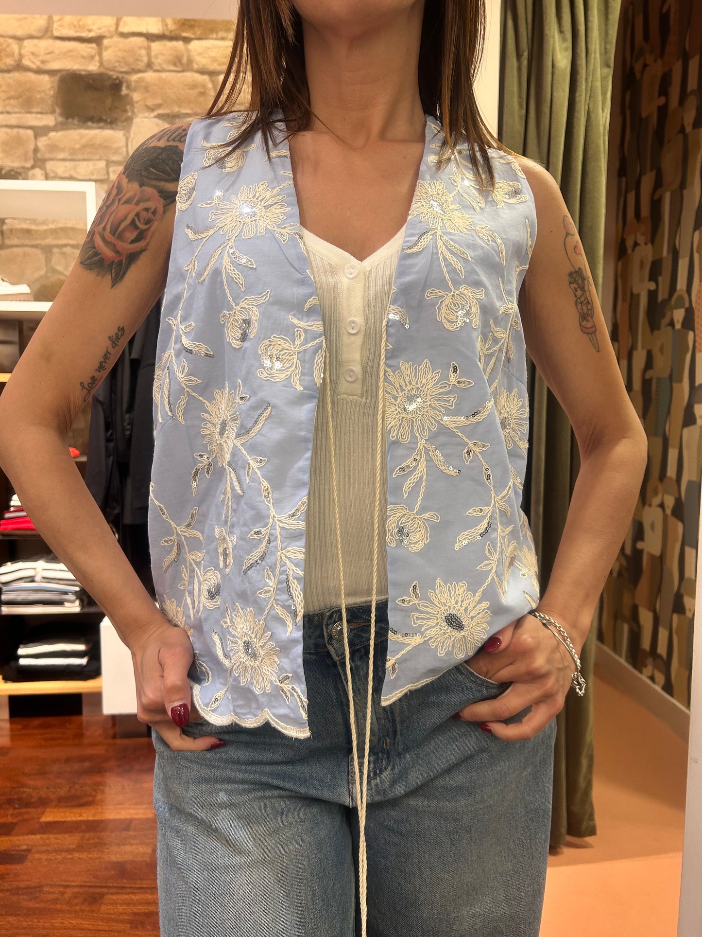 Tensione in Gilet con ricami e paillettes