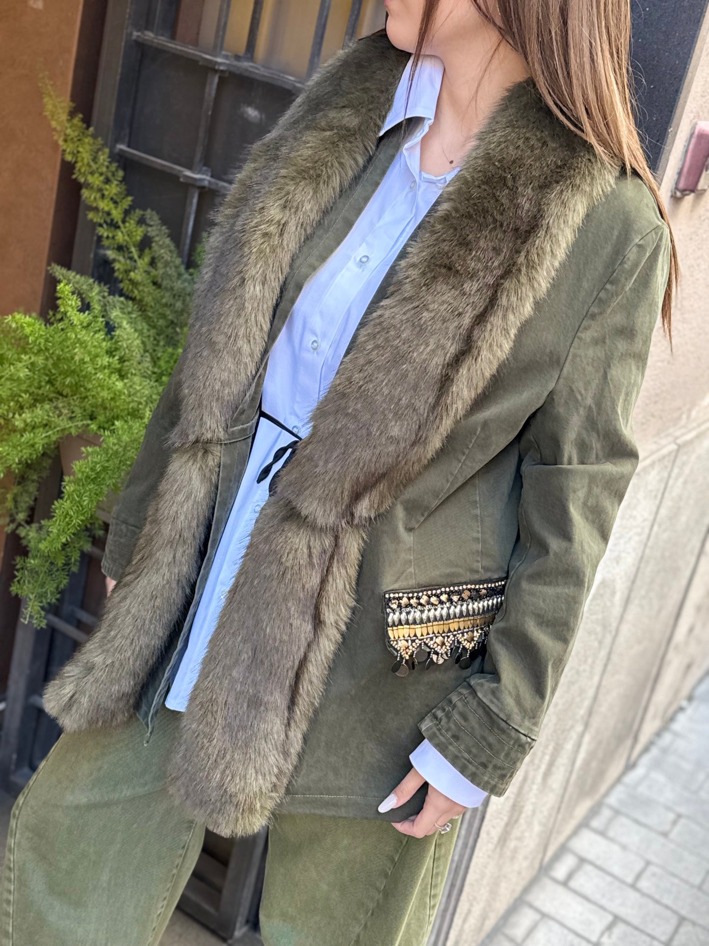 Tensione in giacca over interno trapuntato collo eco-pelliccia MILITARE