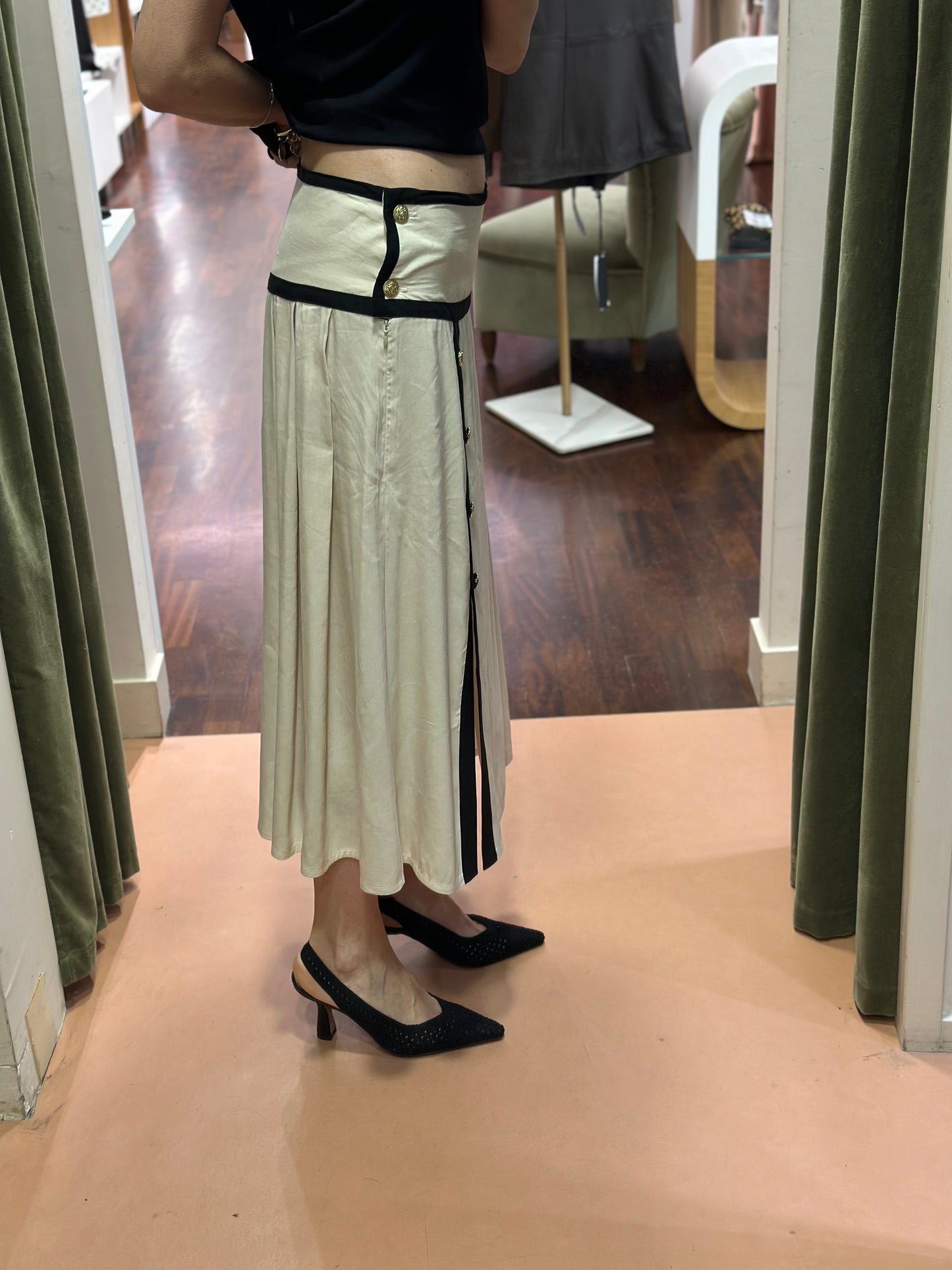Tensione in Gonna bottoni oro Beige/Nero