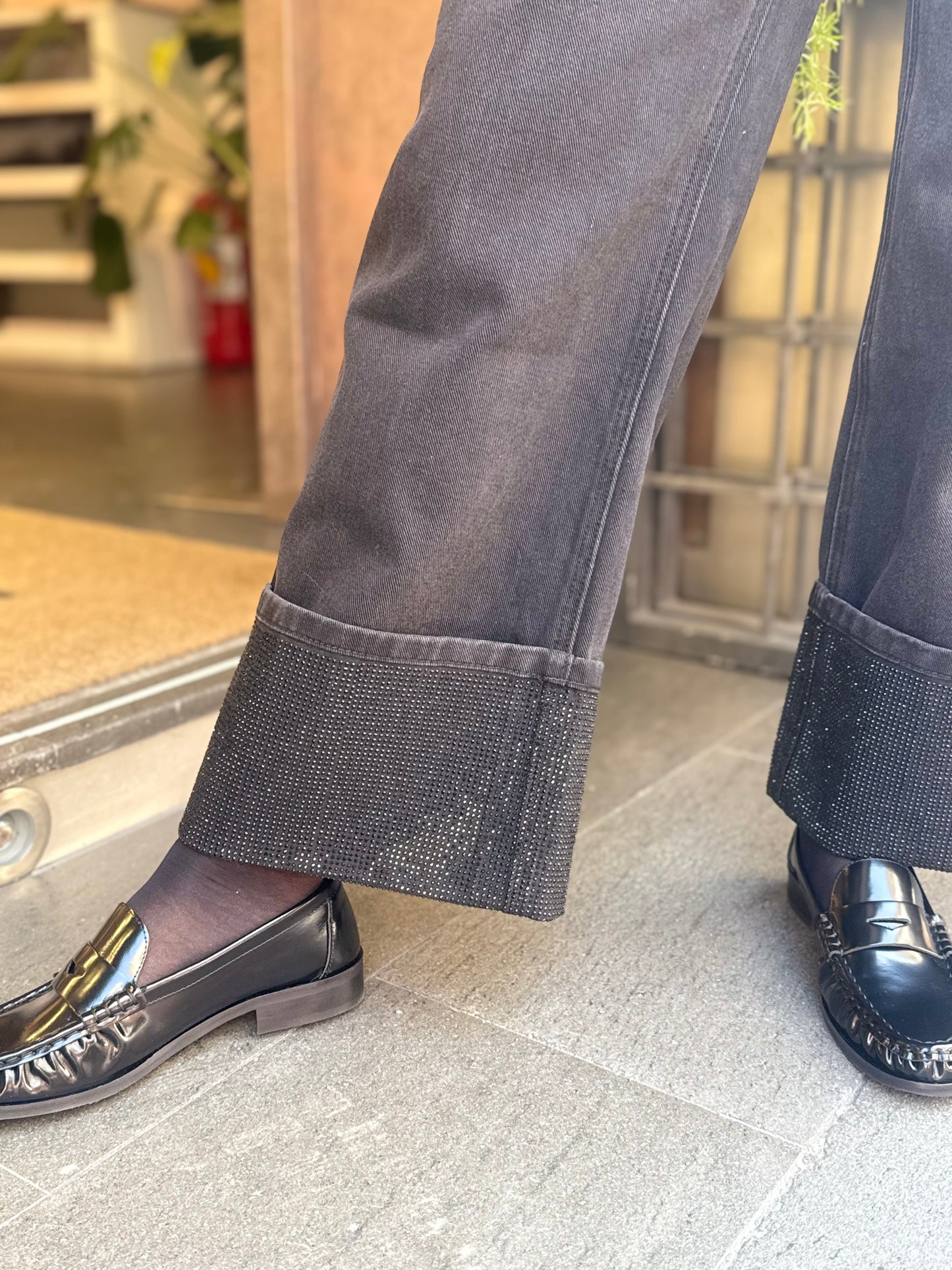 Eleh jeans nero con risvolto strass