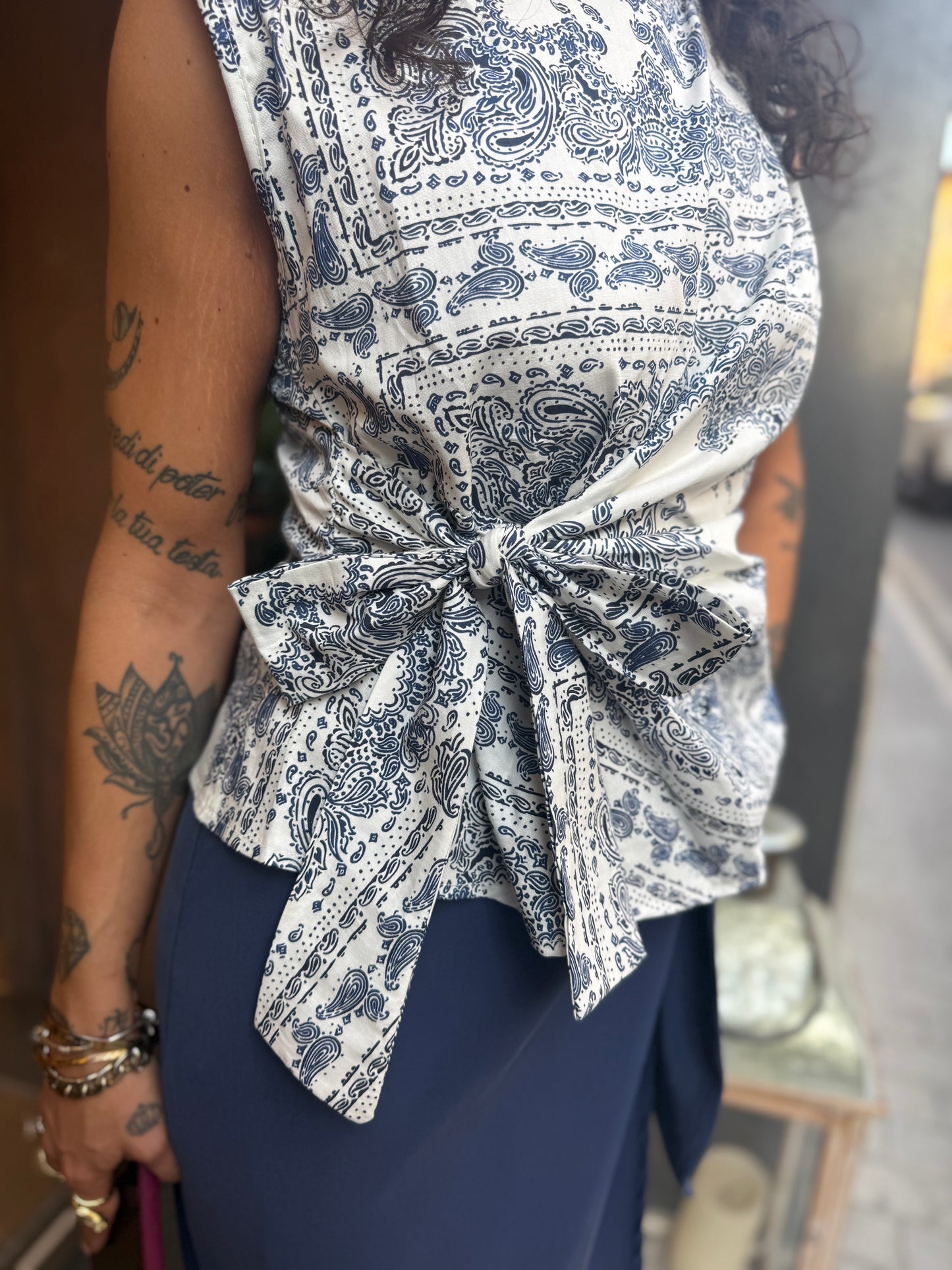 Top fiocco laterale in fantasia Bianco/blu