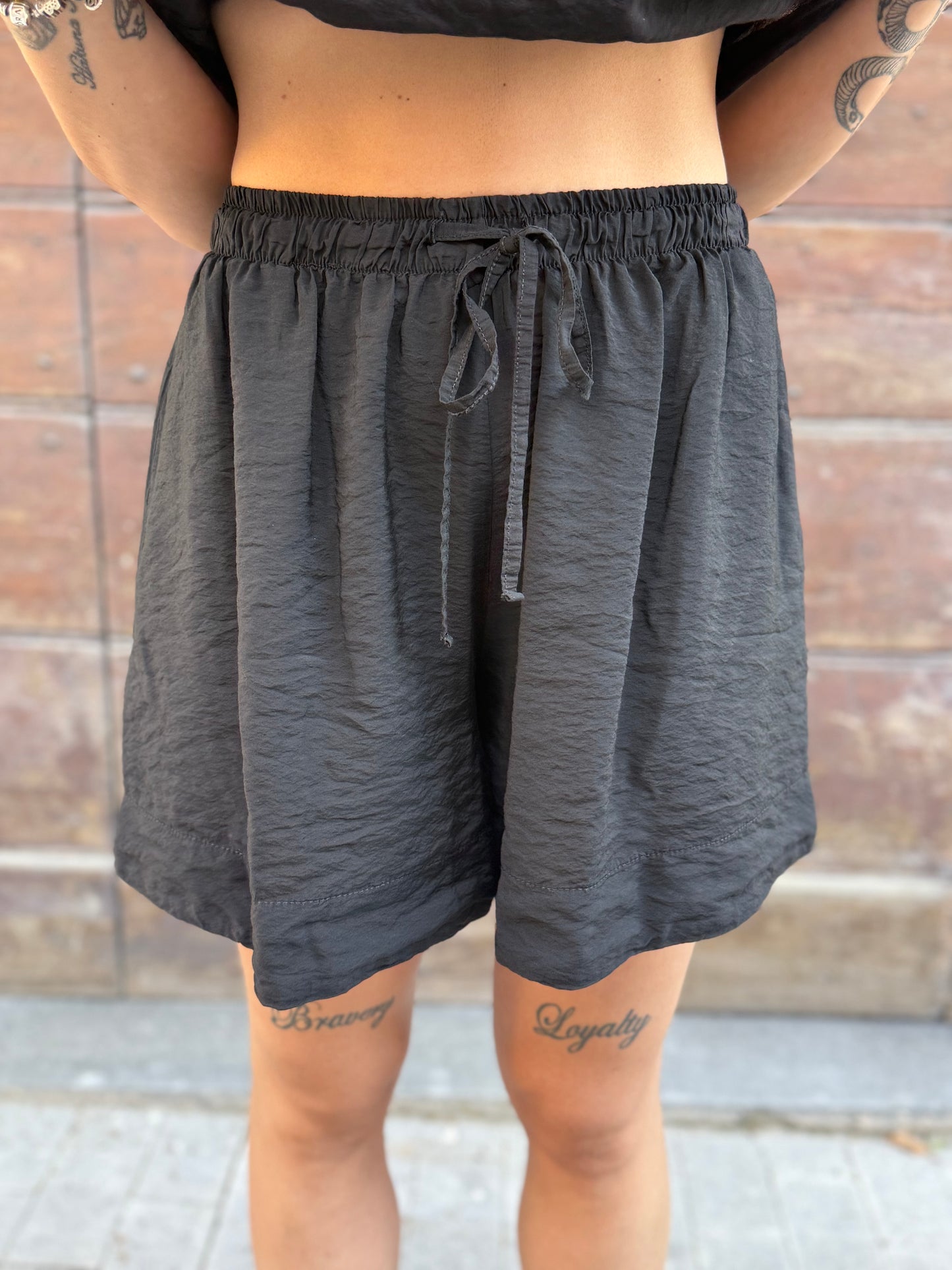 Tensione in shorts CRINKLE CHOCO -NERO E BURRO