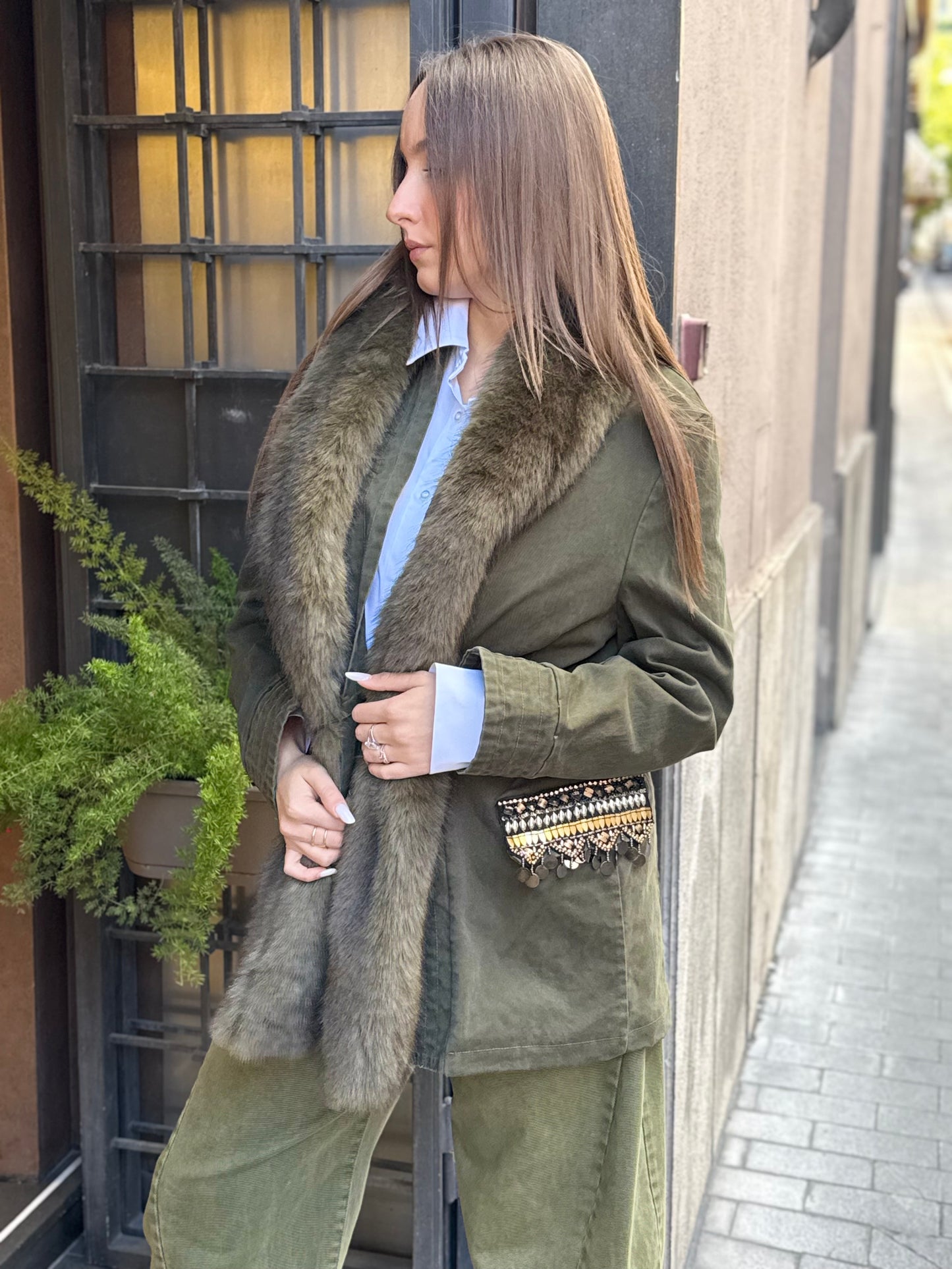 Tensione in giacca over interno trapuntato collo eco-pelliccia MILITARE