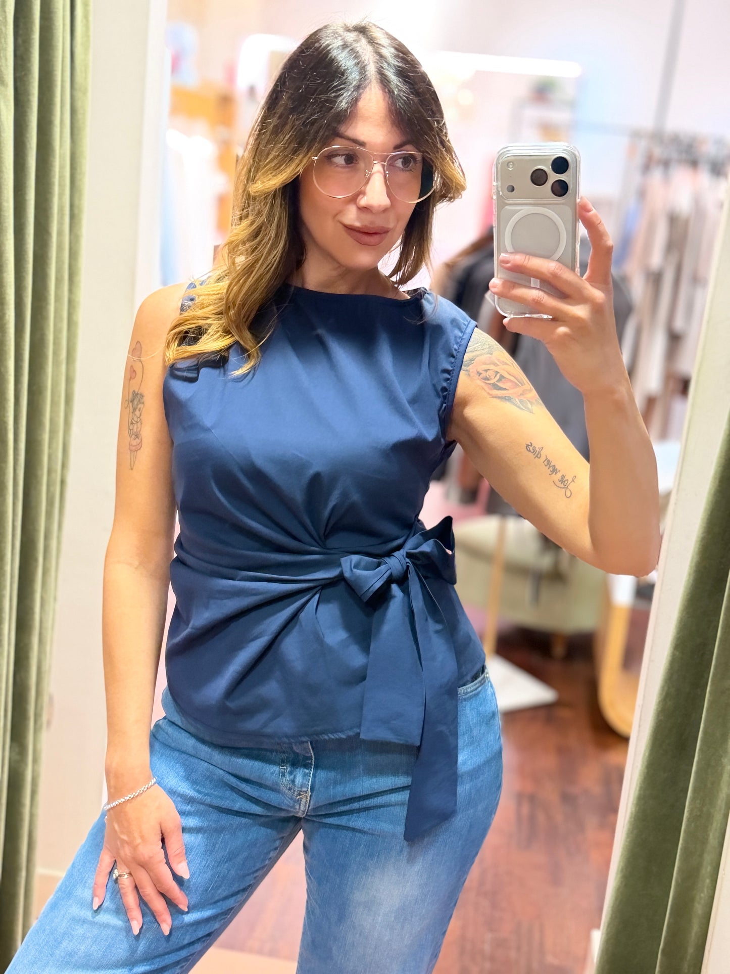 Top con fiocco laterale (disponibile in più colori)