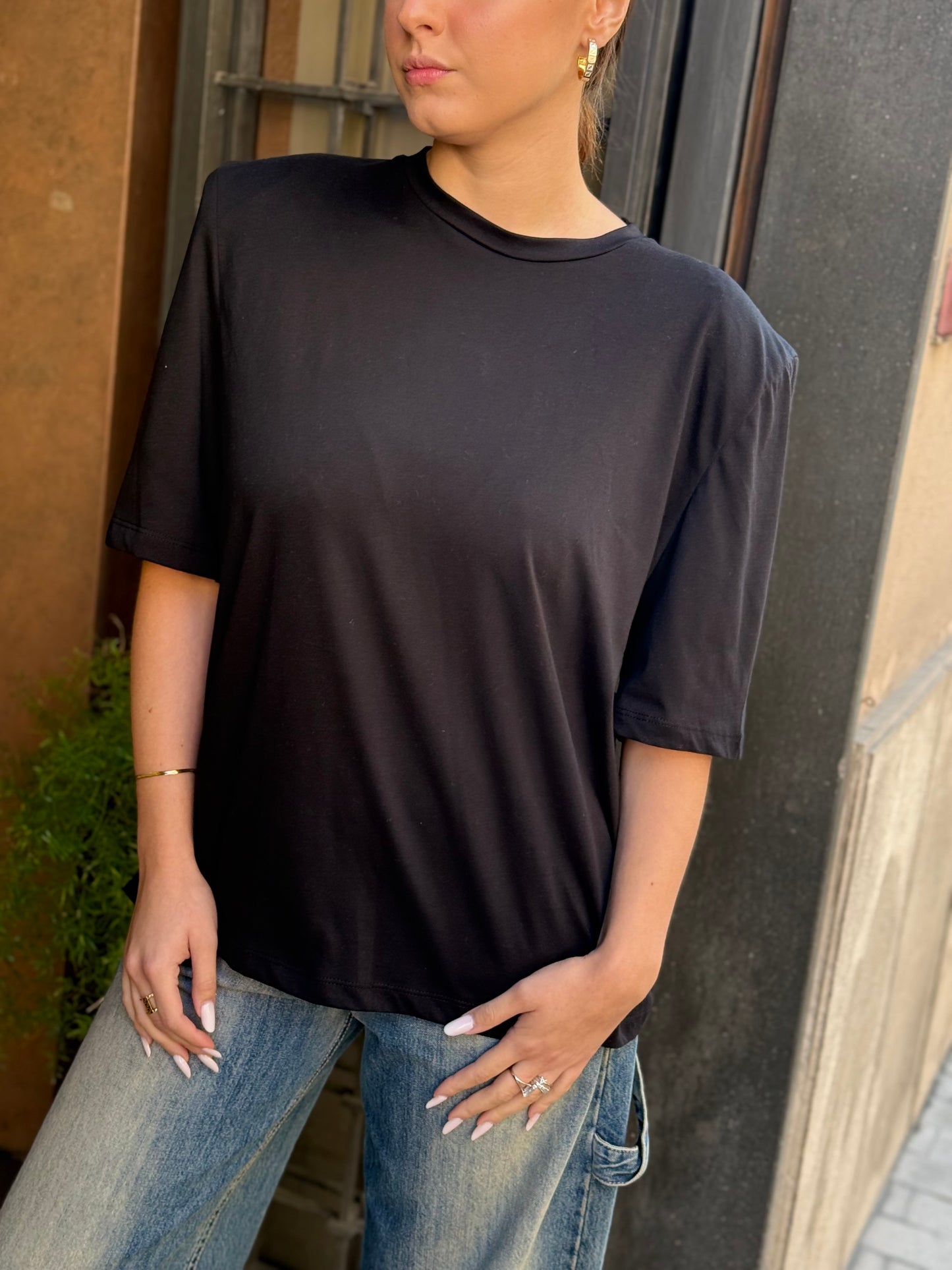 Tensione in T-shirt con spalline imbottite NERO