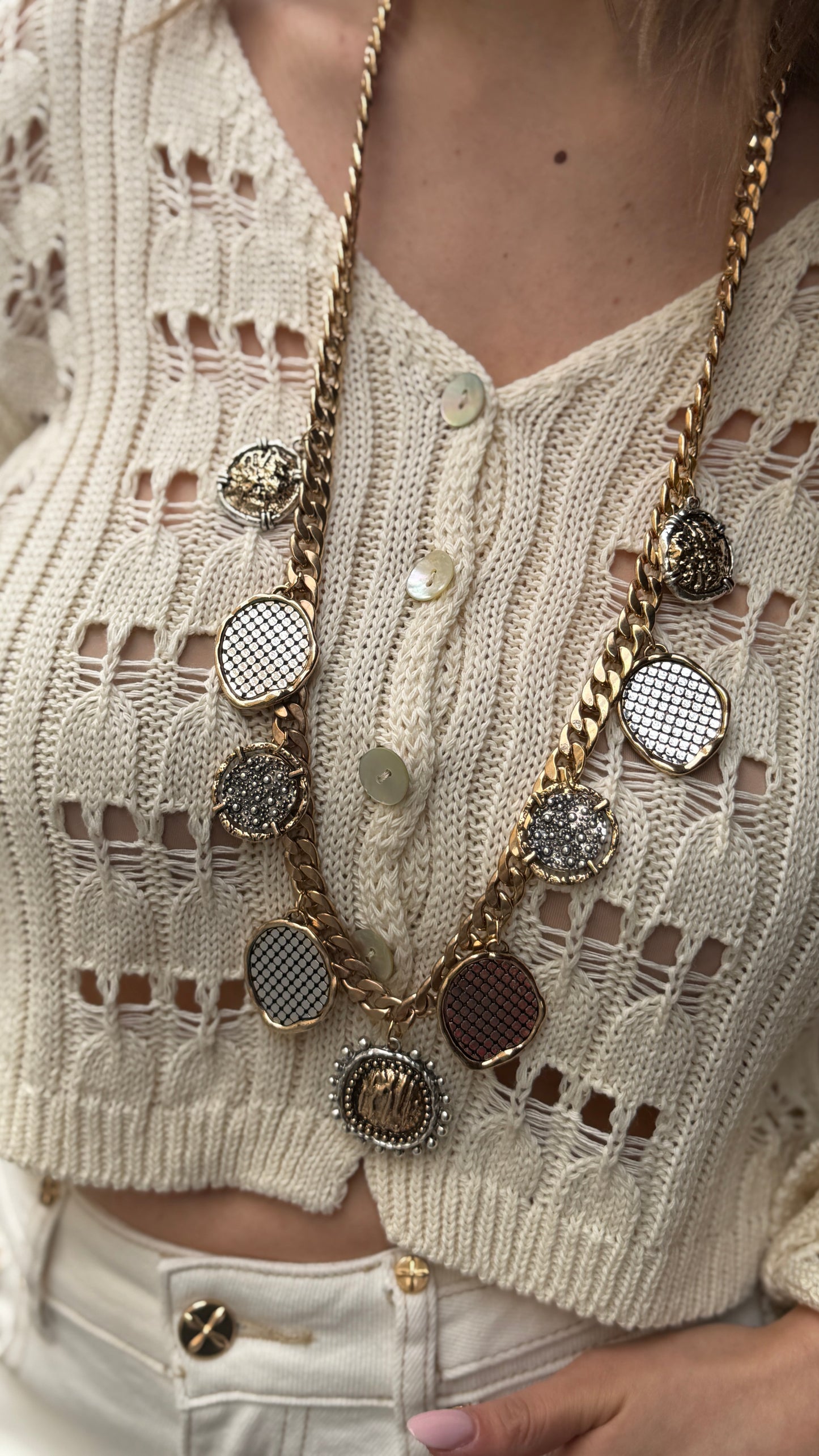 Collana lunga multi medaglia