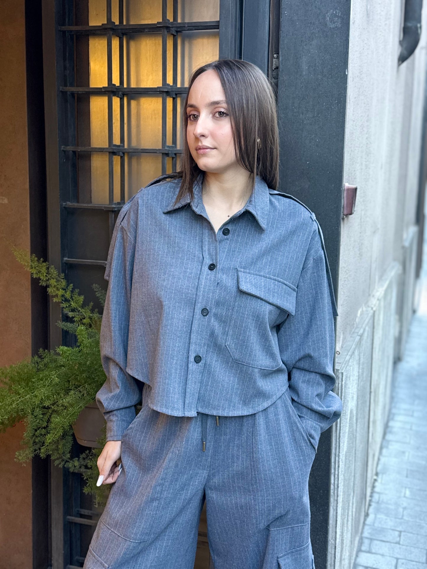 Tensione In Camicia cropped gessata GRIGIO