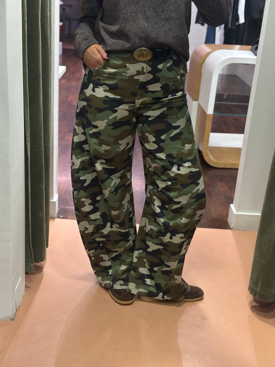 Tensione in pantalone camouflage cintura carrozza