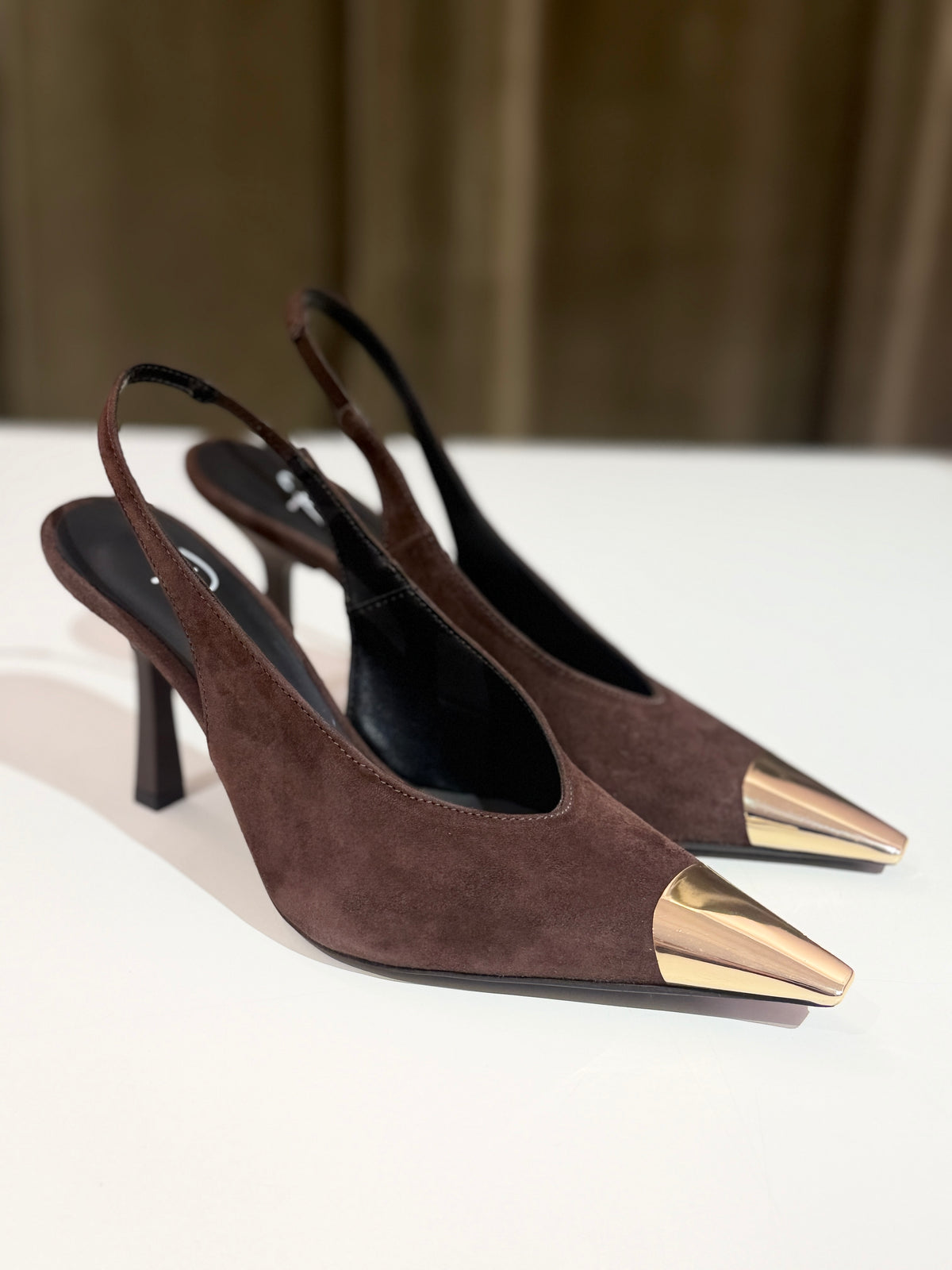 Slingback in camoscio MORO con puntale ORO