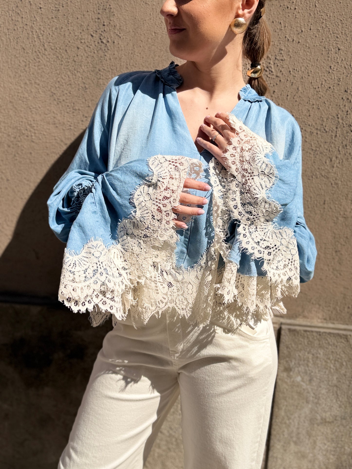 Tensione in Blusa in denim con pizzo