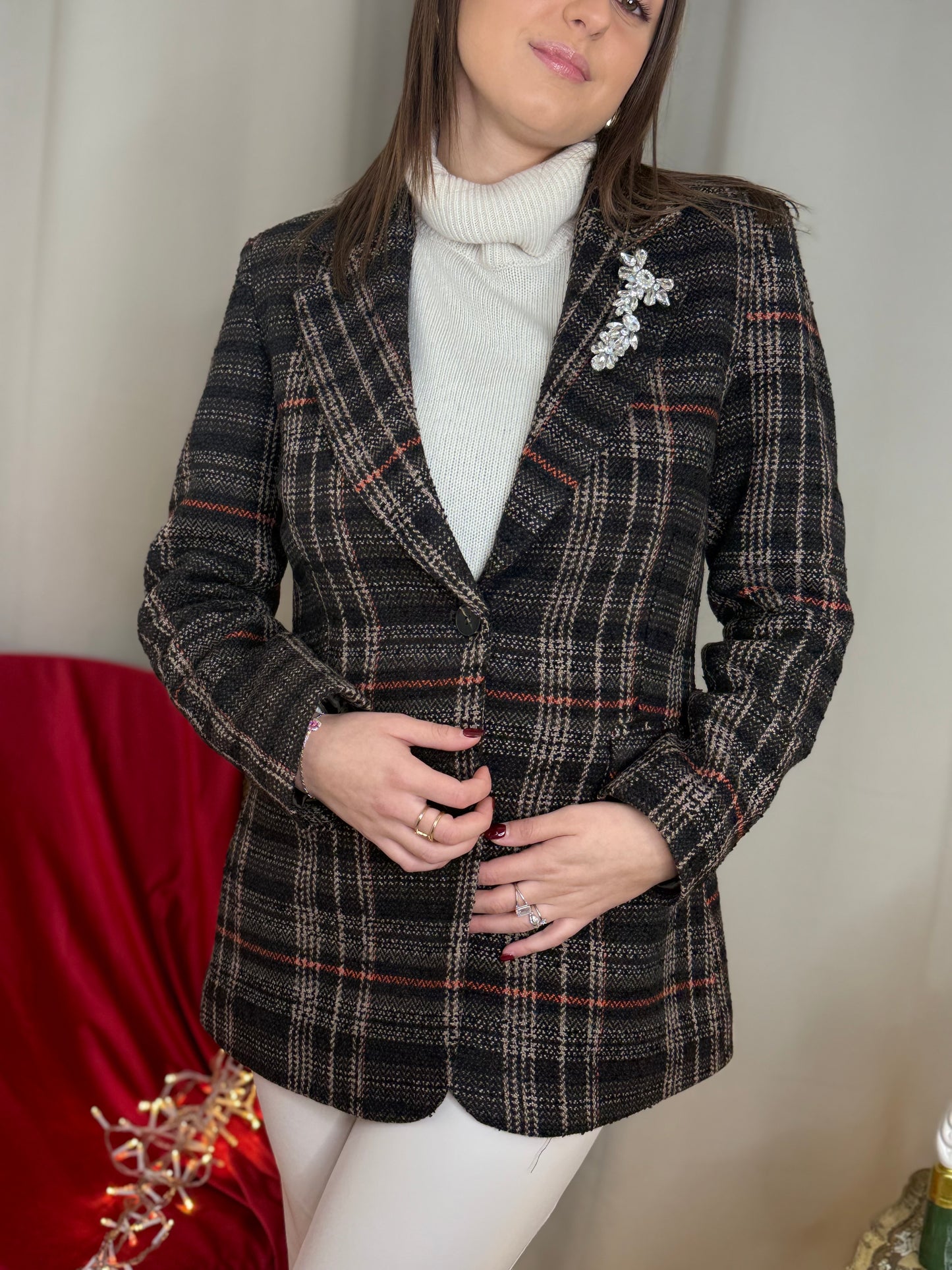 Tensione In giacca tartan con spilla MORO/ARANCIO