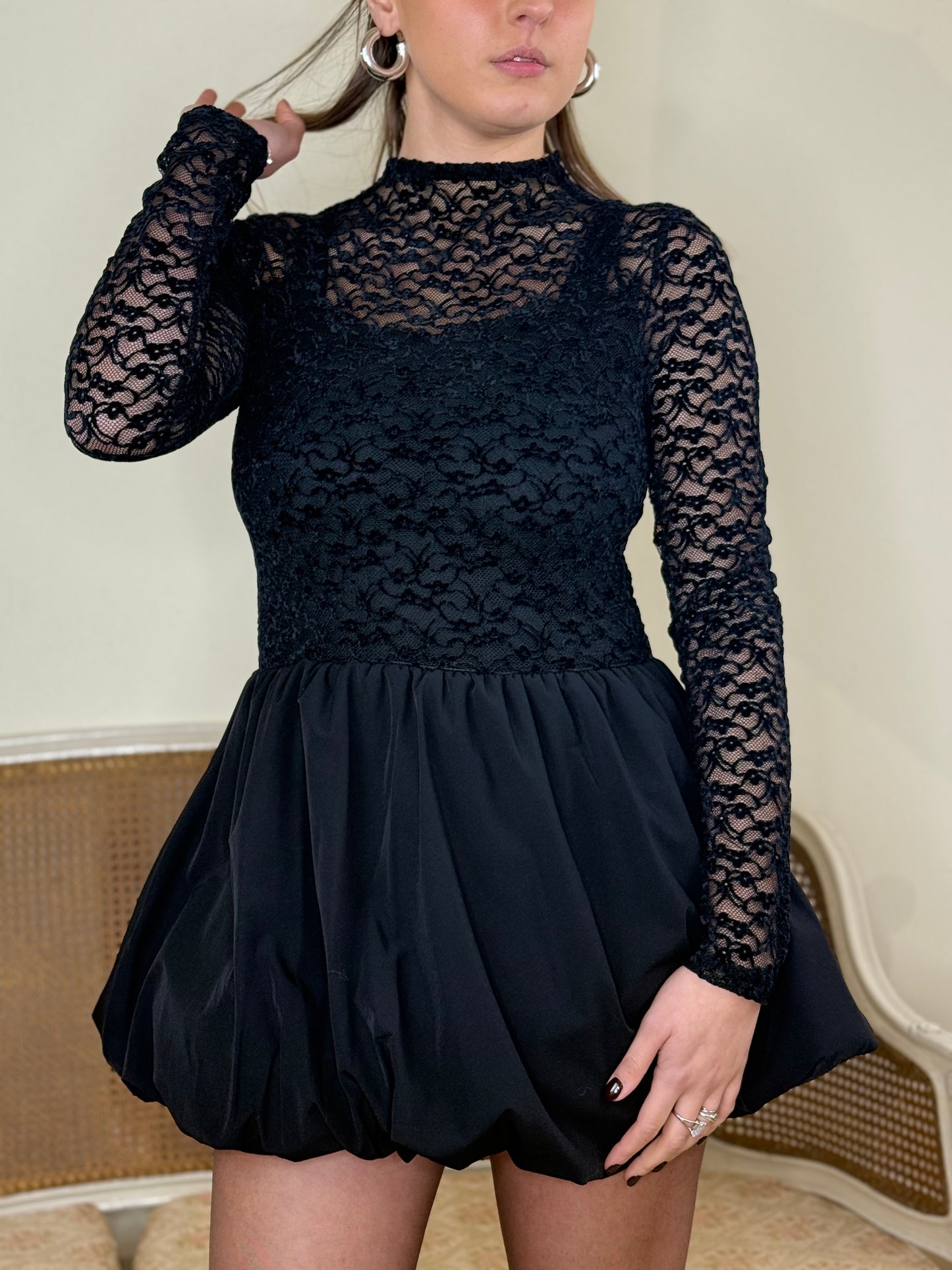 Abito corto in pizzo con gonna ballon NERO